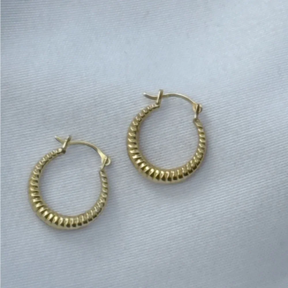 14k yellow gold hoop